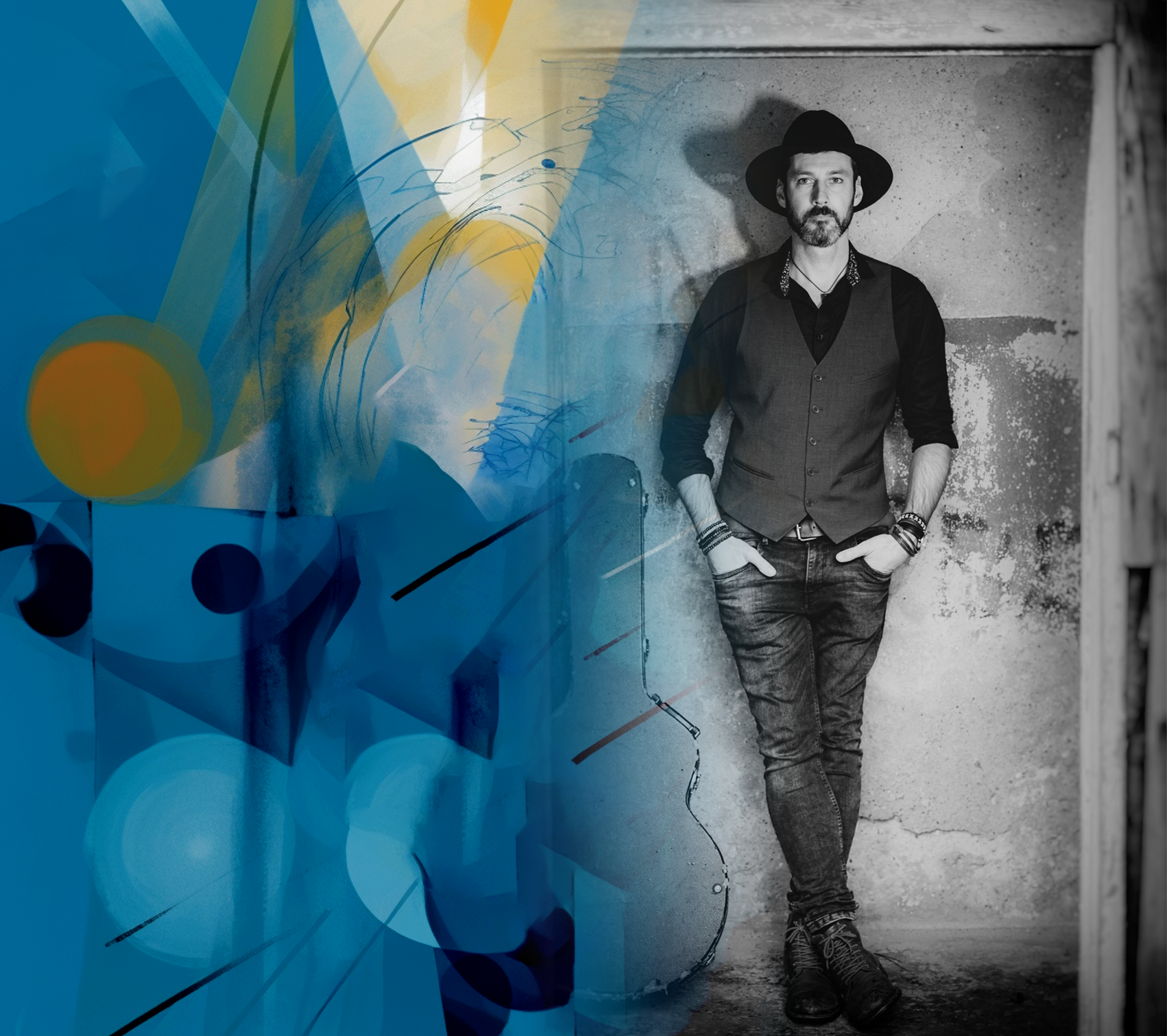 Bartek Grzanek wokalista na tle kolorowej ściany